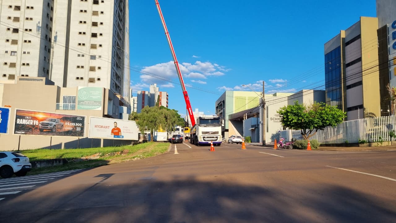 Rua Rio de Janeiro é interditada no Centro de Cascavel para desmontagem de grua