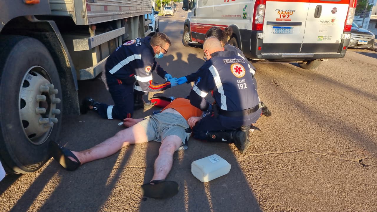 Homem passa mal, cai no meio da rua e é socorrido em estado grave em Cascavel