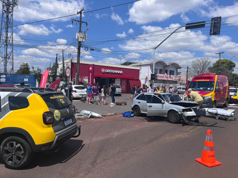 Imagem referente a Conforme PM, condutor avançou sinal vermelho, causou colisão, fugiu do local e foi detido em casa