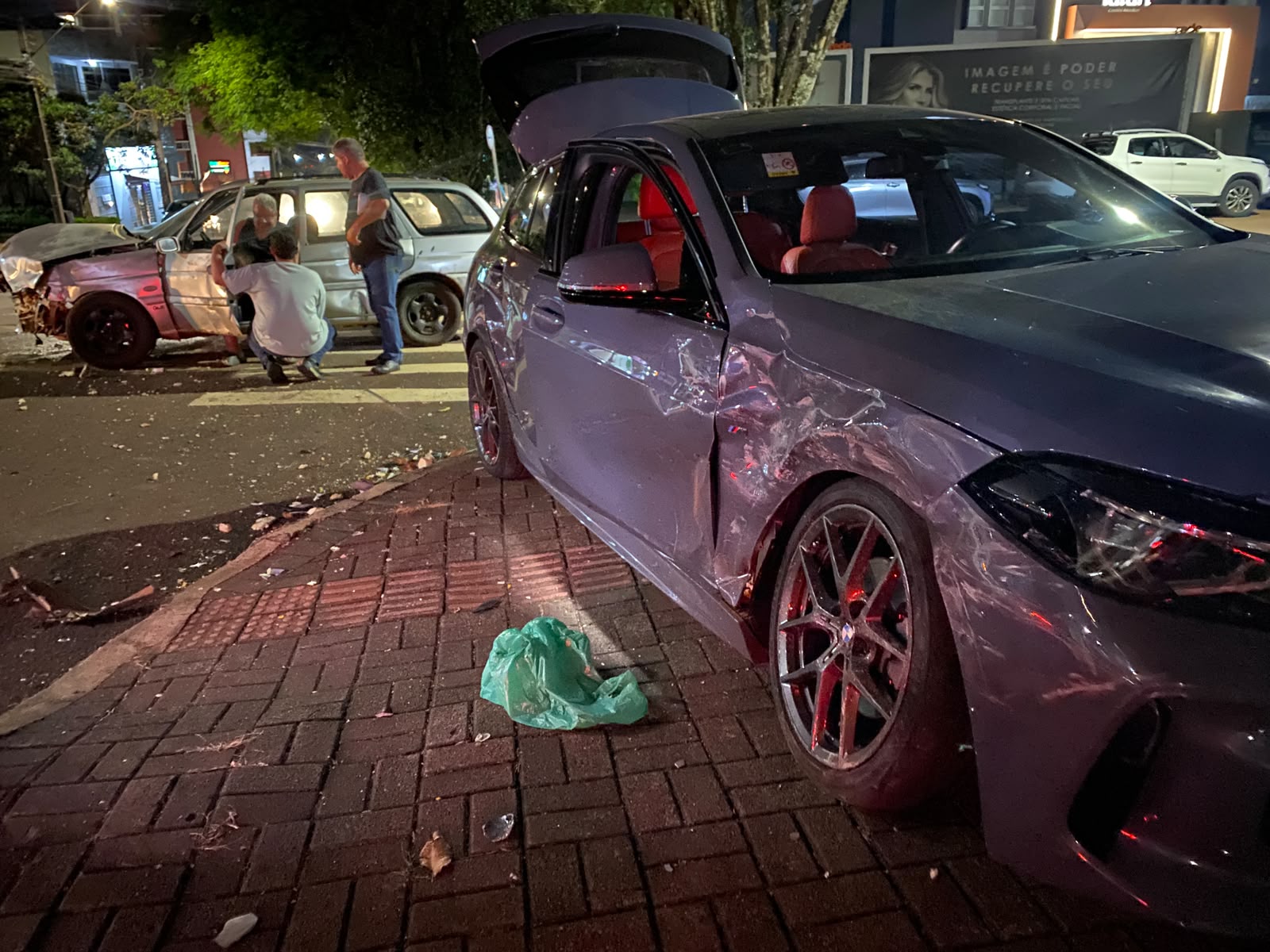 BMW e Escort se envolvem em forte colisão na Rua Mato Grosso, no Centro