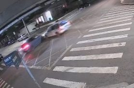 Vídeo: Escort atravessa PARE e atinge BMW no Centro de Cascavel