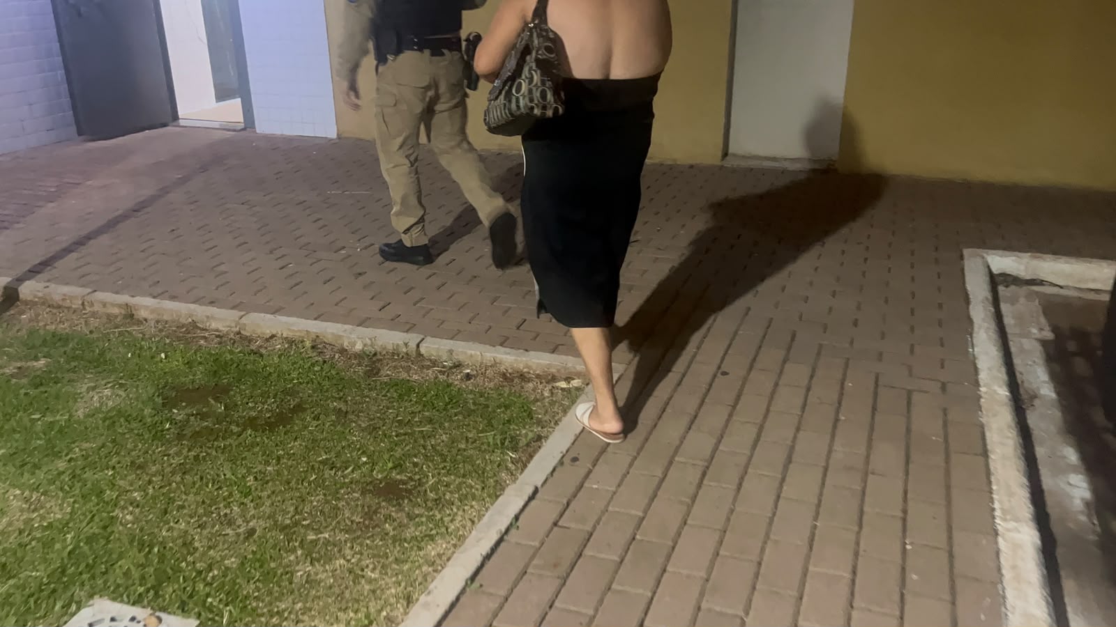 Briga entre irmãs termina com agressão a vassouradas no Cascavel Velho
