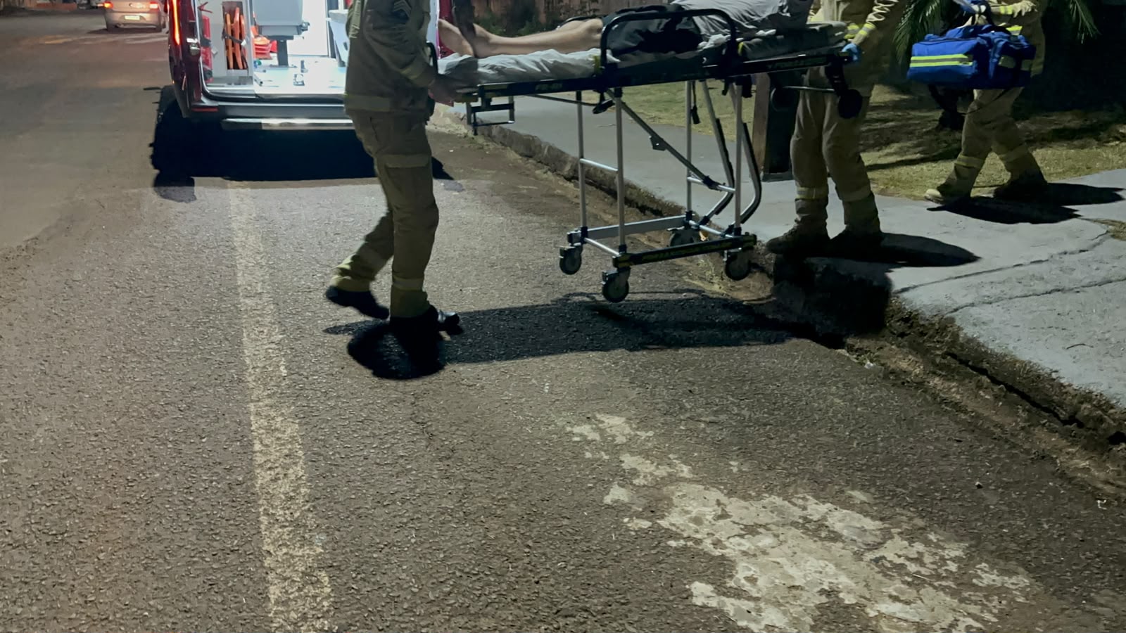Homem cai em casa e quebra a patela no Bairro Morumbi, em Cascavel