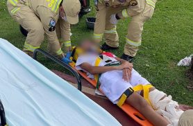 Adolescente quebra perna ao colidir moto elétrica contra árvore em ciclovia no Centro