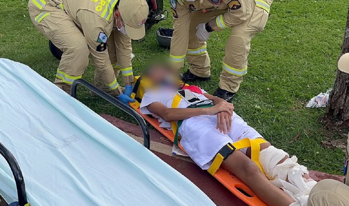 Adolescente quebra perna ao colidir moto elétrica contra árvore na ciclovia da Avenida Brasil