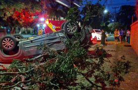 Rampage capota após batida com Hilux no Centro de Cascavel
