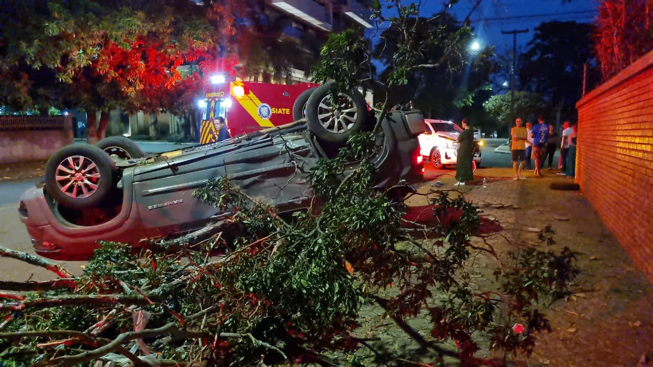 Rampage capota após batida com Hilux no Centro de Cascavel