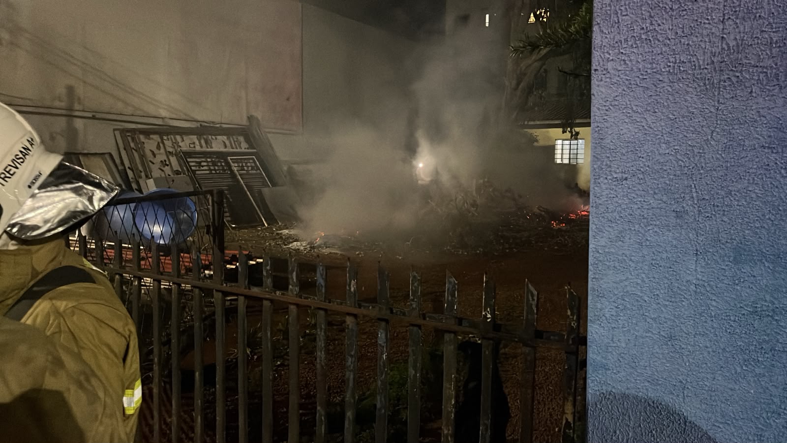 Corpo de Bombeiros é acionado após fogo e fumaça em imóvel na Avenida Brasil