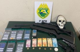 PM apreende drogas, simulacros e balança durante abordagem em Itapejara d’Oeste