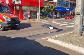 Mulher morre e homem fica em estado grave após colisão entre moto e ônibus na Avenida Brasil