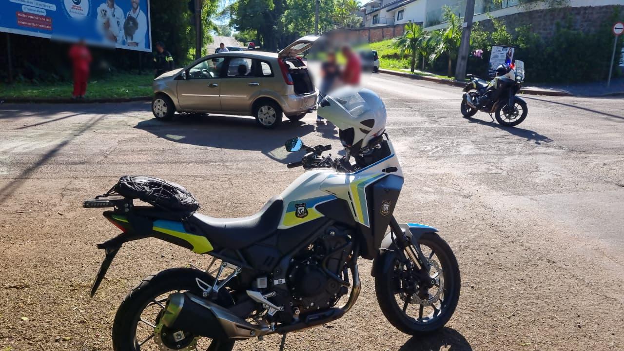 Acidente de trânsito no Bairro Country deixa três pessoas feridas