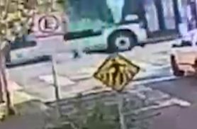 Vídeo mostra que motociclista foi atropelada por ônibus após colisão