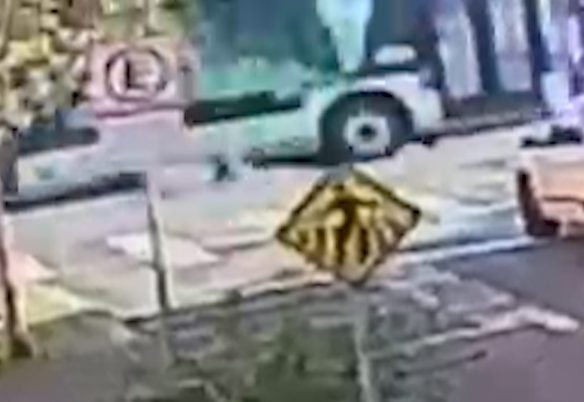 Vídeo mostra que motociclista foi atropelada por ônibus após colisão