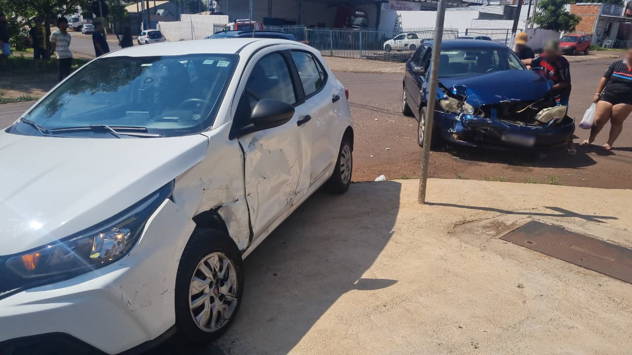 Acidente entre Corolla e Argo deixa homem ferido em Cascavel