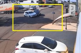 Argo avança preferencial e bate contra Corolla no Bairro Cataratas