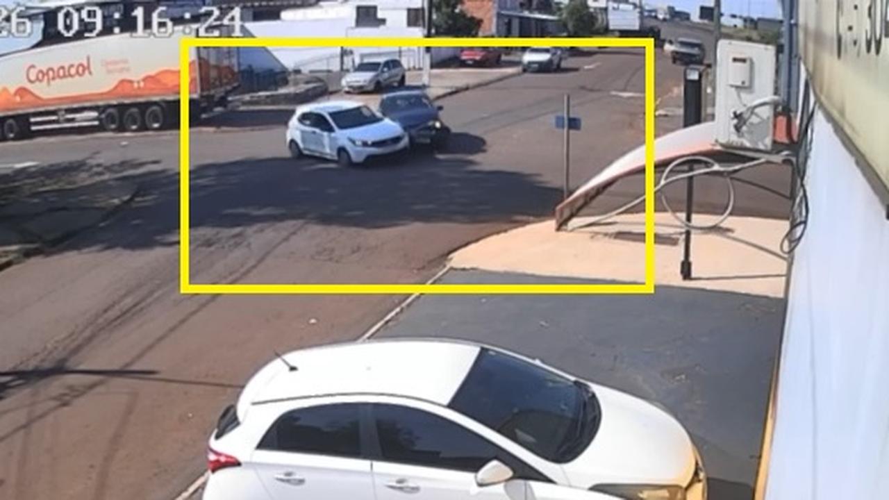 Argo avança preferencial e bate contra Corolla no Bairro Cataratas