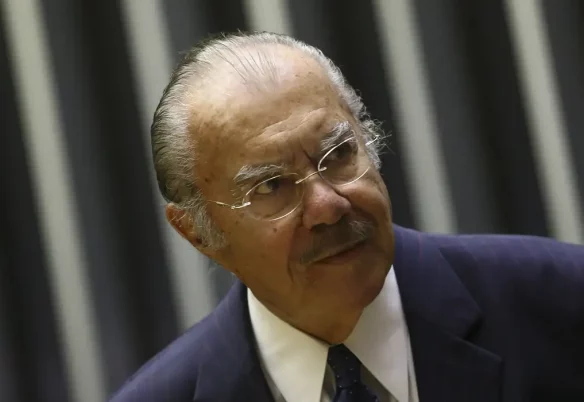 Ex-presidente José Sarney segue internado em hospital de São Paulo