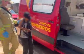 Mulher confunde colírio e sofre forte irritação após pingar produto nos olhos
