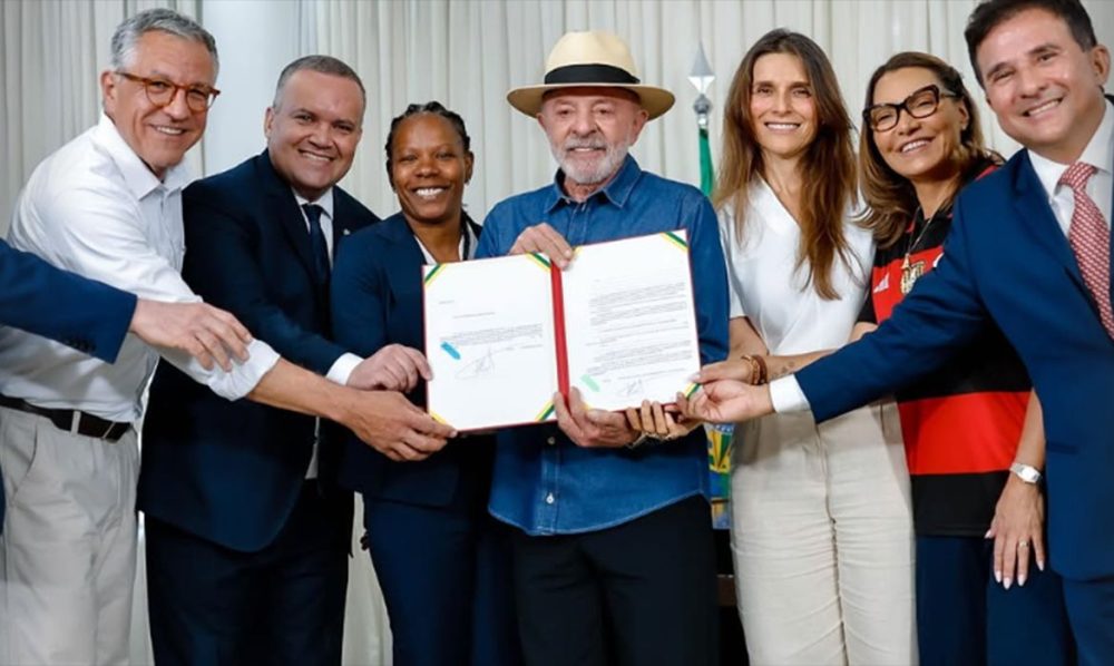 Imagem referente a Lula sanciona lei de incentivo ao desenvolvimento do futebol feminino