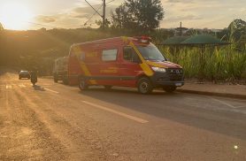 Acidente em Cascavel deixa dois homens feridos, na colisão de caminhão e moto elétrica