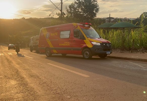 Acidente em Cascavel deixa dois homens feridos em Cascavel, na colisão de caminhão e moto elétrica Acidente em Cascavel deixa dois homens feridos em Cascavel, na colisão de caminhão e moto elétrica