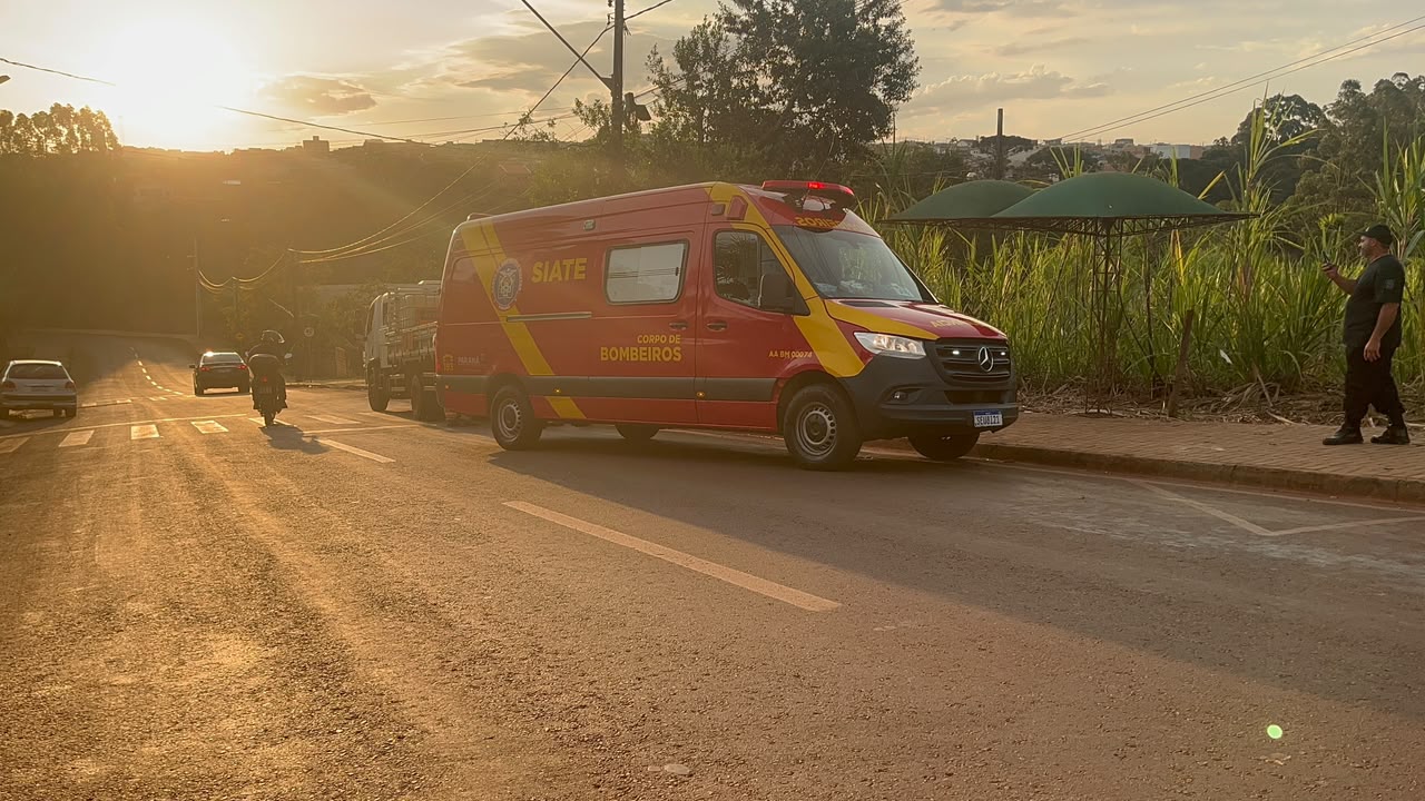 Acidente em Cascavel deixa dois homens feridos, na colisão de caminhão e moto elétrica