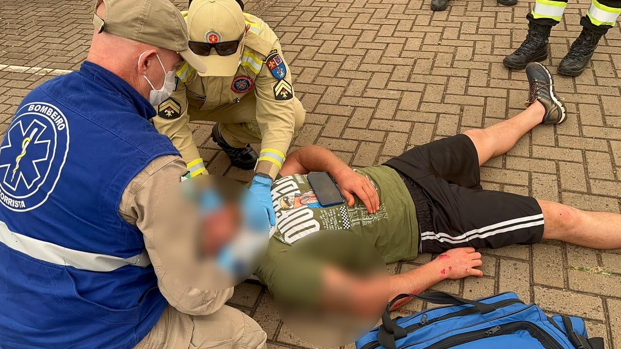 Homem cai de moto elétrica na Avenida Brasil