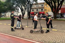 Após acidente na Avenida Brasil, Transitar faz fiscalização com condutores de motos elétricas