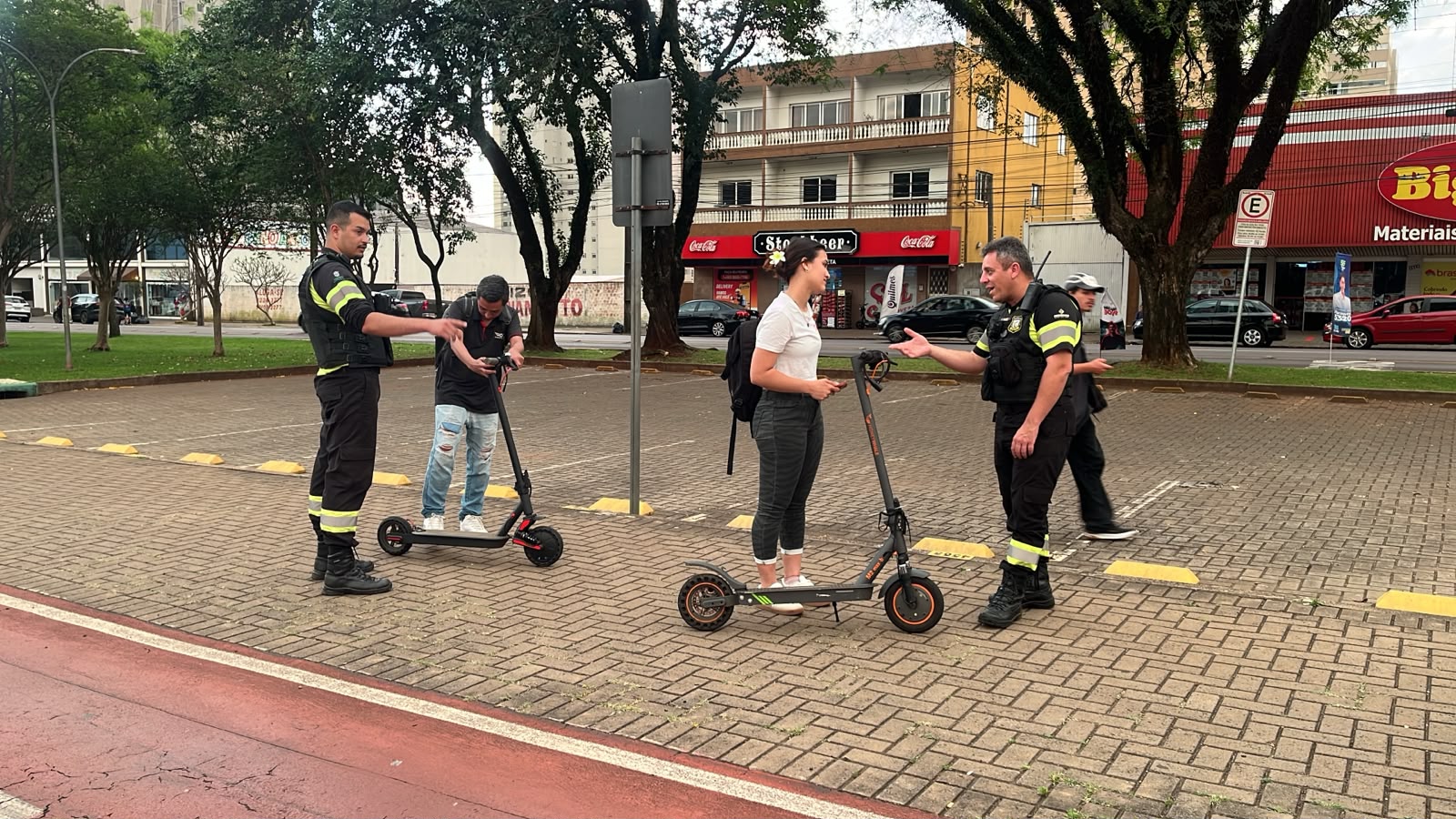 Após acidente na Avenida Brasil, Transitar faz fiscalização com condutores de motos elétricas