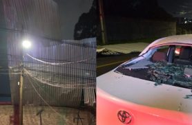 Telhado de barracão é arrastado por vento e atinge carro durante vendaval em Curitiba: “Foi muito rápido”