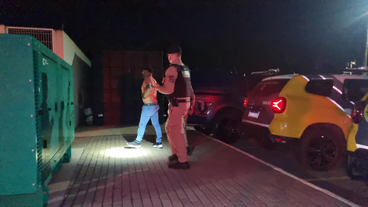 Polícia Militar prende homem enquadrado na Lei Maria da Penha no Bairro Barcelona em Cascavel