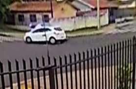 Câmera mostra momento do acidente que deixou jovem ferida no Bairro Santa Cruz, em Cascavel Câmera mostra momento do acidente que deixou jovem ferida no Bairro Santa Cruz, em Cascavel