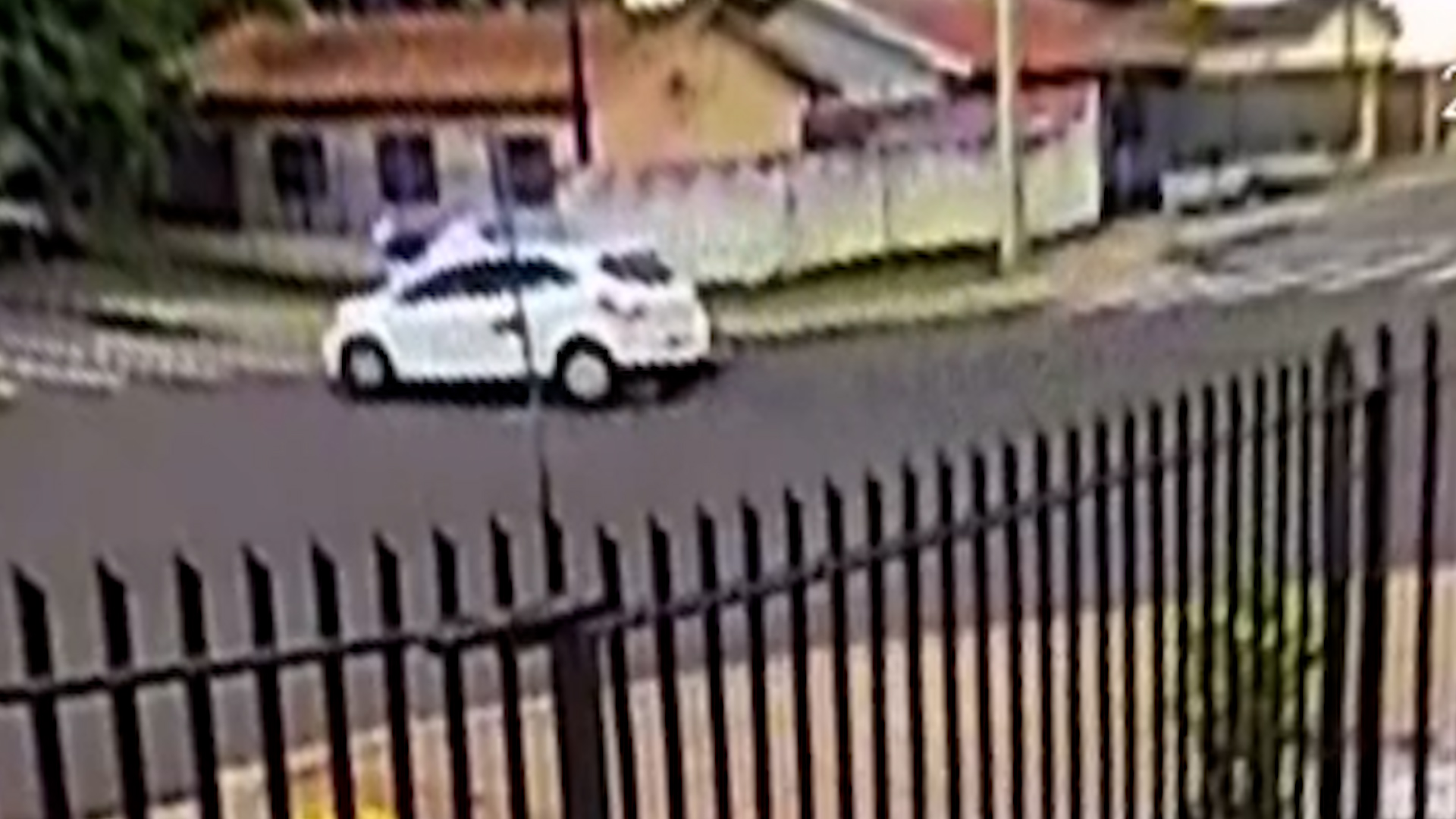 Câmera mostra momento do acidente que deixou jovem ferida no Bairro Santa Cruz, em Cascavel