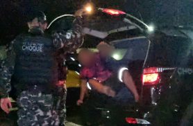 Denúncia leva Choque a apreender maconha e balanças no Riviera, em Cascavel Denúncia leva Choque a apreender maconha e balanças no Riviera, em Cascavel