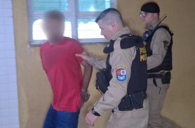 Homem é detido após quebrar garrafa e ameaçar namorada no Melissa, em Cascavel Homem é detido após quebrar garrafa e ameaçar namorada no Melissa, em Cascavel