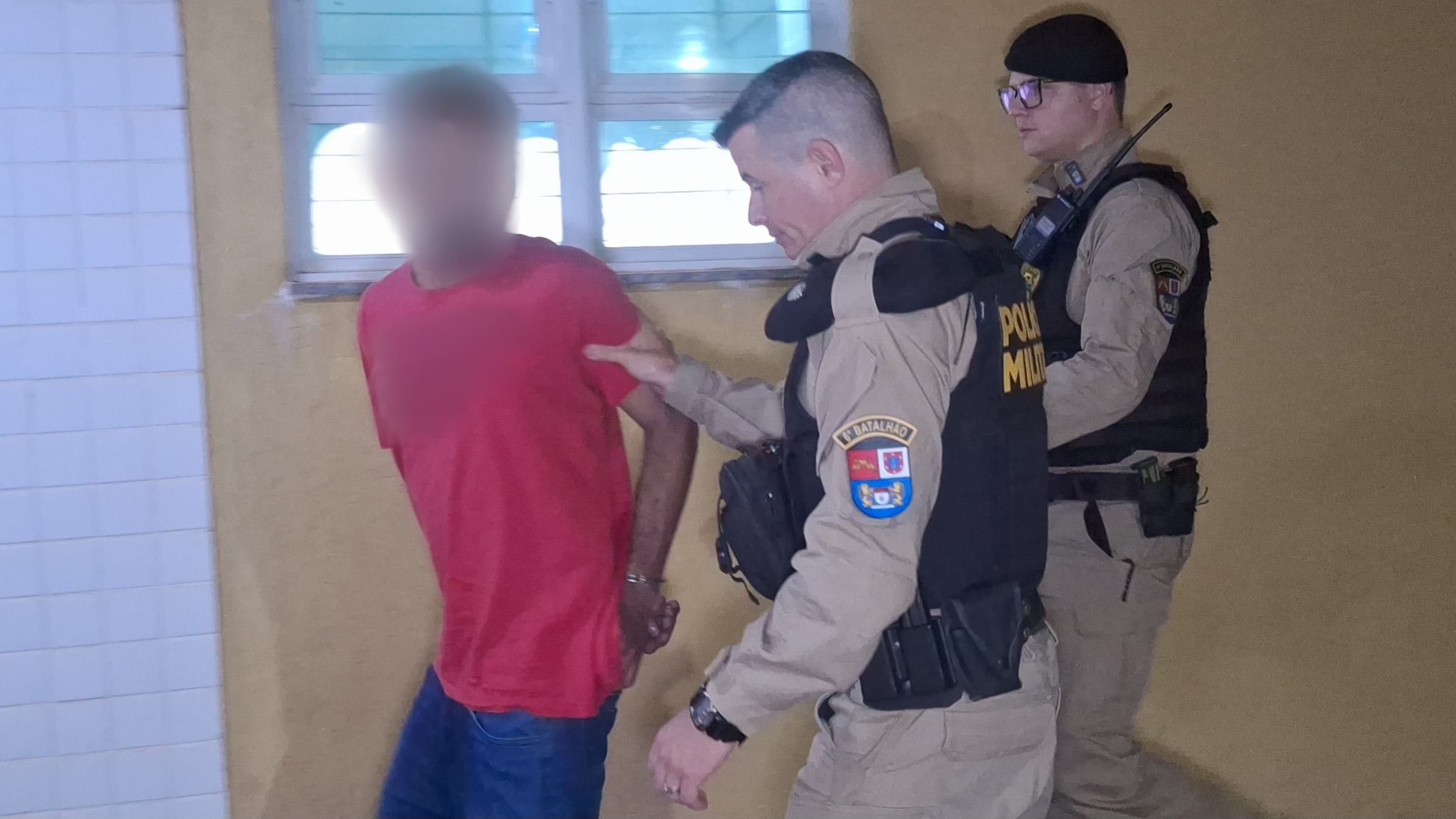 Homem é detido após quebrar garrafa e ameaçar namorada no Melissa, em Cascavel