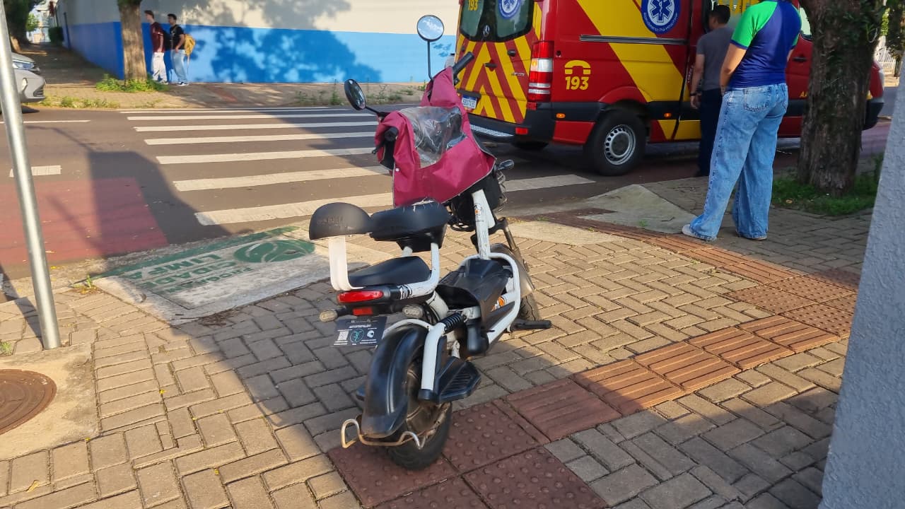 Acidente com veículos elétricos em Cascavel deixa mulher ferida no bairro Maria Luiza