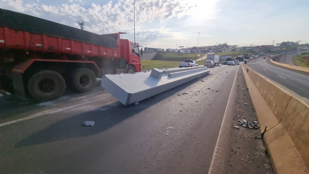Blocos de pré-moldados caem de caminhão e trânsito fica lento no Trevo Cataratas