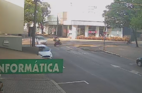 Imagem flagra momento em que Peugeot cruza preferencial e atinge motociclista no Centro Imagem flagra momento em que Peugeot cruza preferencial e atinge motociclista no Centro