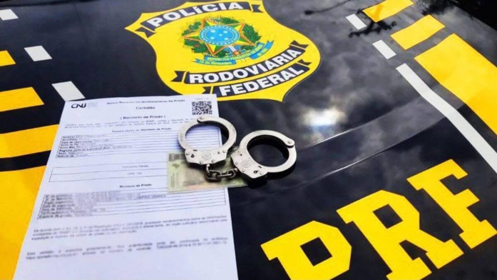 Imagem referente a PRF prende quatro passageiros e apreende munições na BR-116 em Campina Grande do Sul