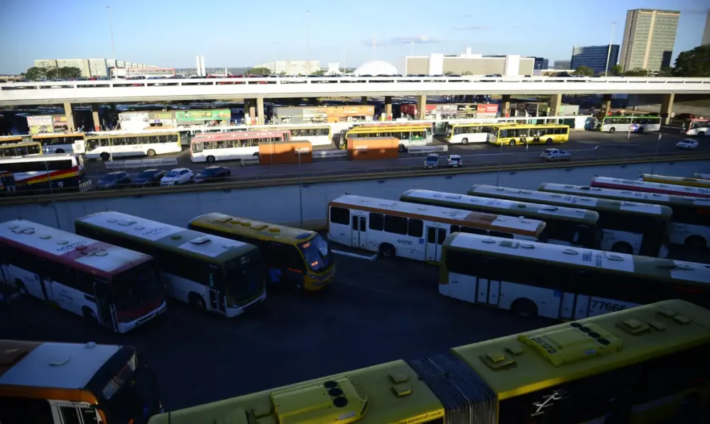 Imagem referente a Nunes Marques cobra TREs por transporte público gratuito nas eleições