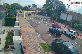 Câmera registra acidente entre motocicleta e Honda City em Cascavel