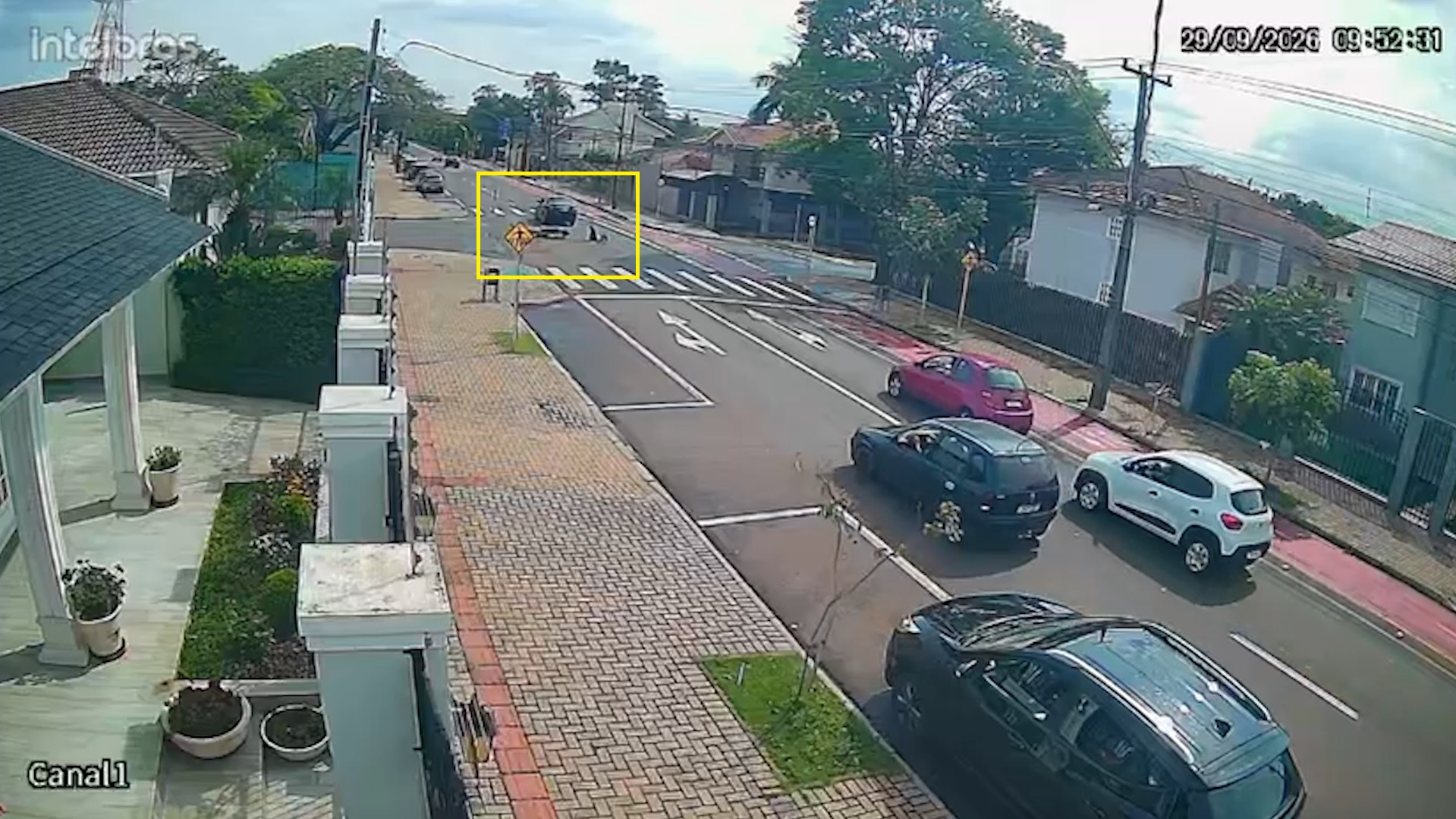 Câmera registra acidente entre motocicleta e Honda City em Cascavel