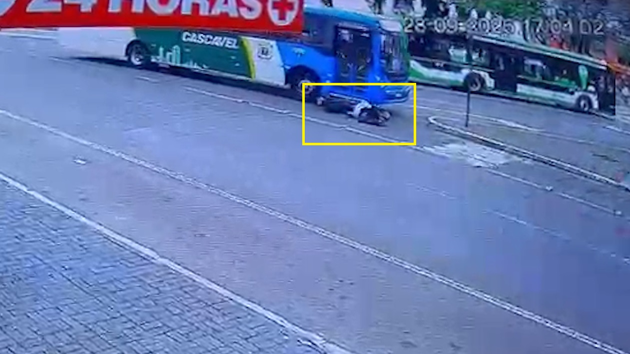 Motociclista sobrevive por pouco após acidente com ônibus no Centro de Cascavel