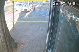 Câmera flagra: Peugeot avança preferencial e bate contra motociclista no Centro 