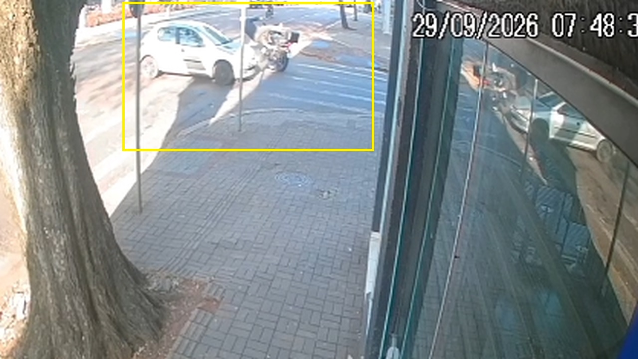 Câmera flagra: Peugeot avança preferencial e bate contra motociclista no Centro 