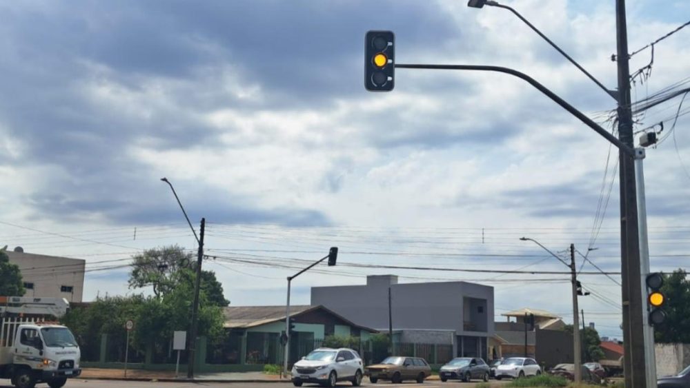 Imagem referente a Semáforo é instalado no cruzamento da Avenida Tito Muffato com a Rua Tupinambás