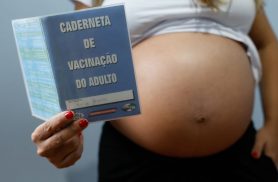 Resistência às vacinas contra gripe e covid coloca gestantes em risco
