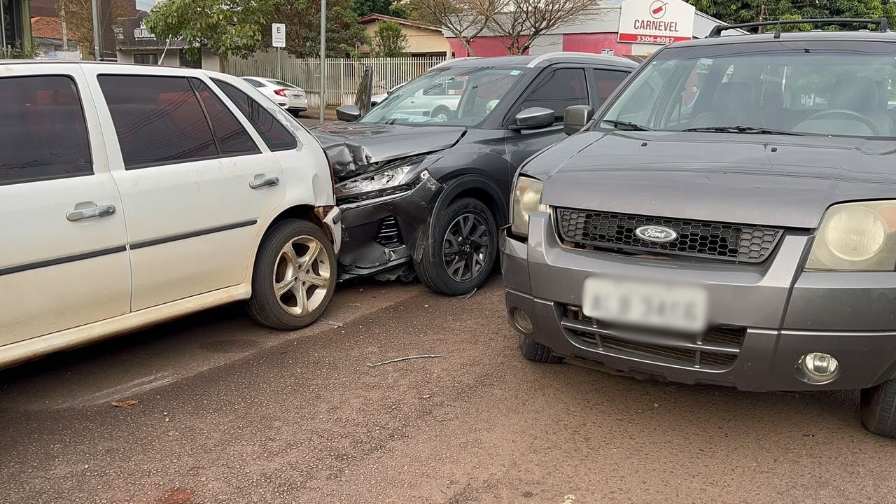 Três veículos se envolvem em colisão no Centro de Cascavel