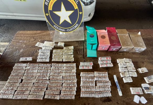 Receita Federal retém carga de emagrecedores em caixas de perfumes na Ponte da Amizade
